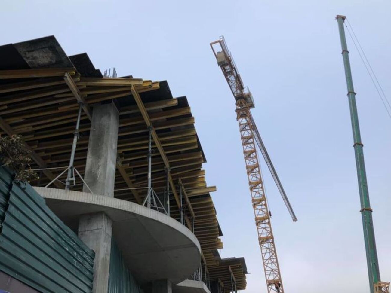 Мондриевский: Сегодня утром начался демонтаж незаконно размещенного строительного крана