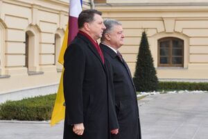 Вейонис (на переднем плане) прибыл в Киев 24 ноября