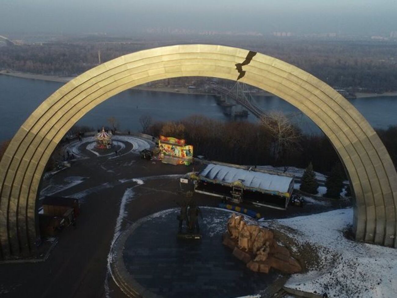 На арке "воссоединения" нарисовали трещину