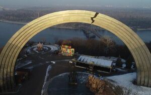 На арке "воссоединения" нарисовали трещину