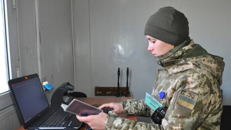 Пограничники обнаружили у пассажира "паспорт ДНР"