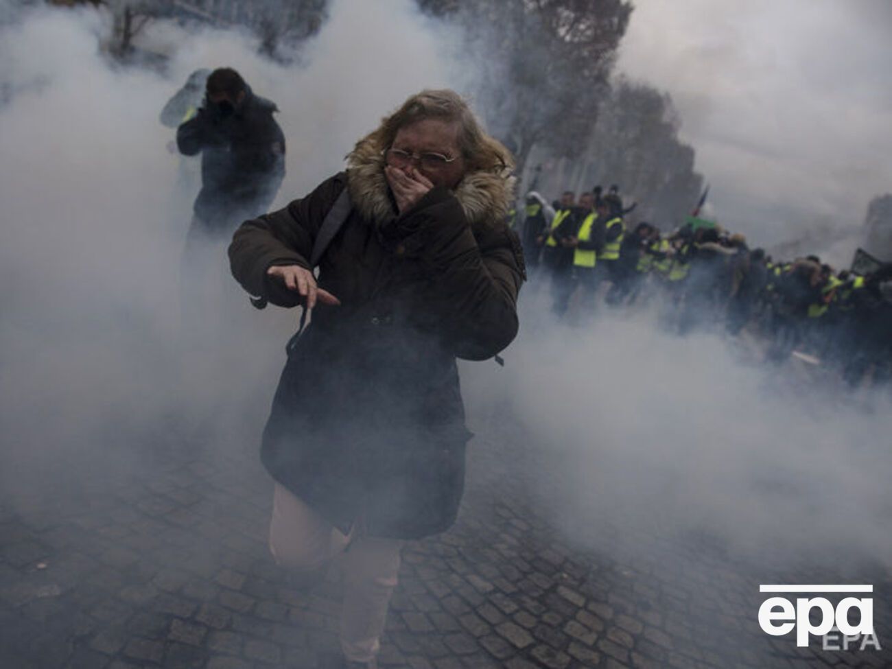 Две съемочные группы RT France пострадали от слезоточивого газа, который применяла полиция