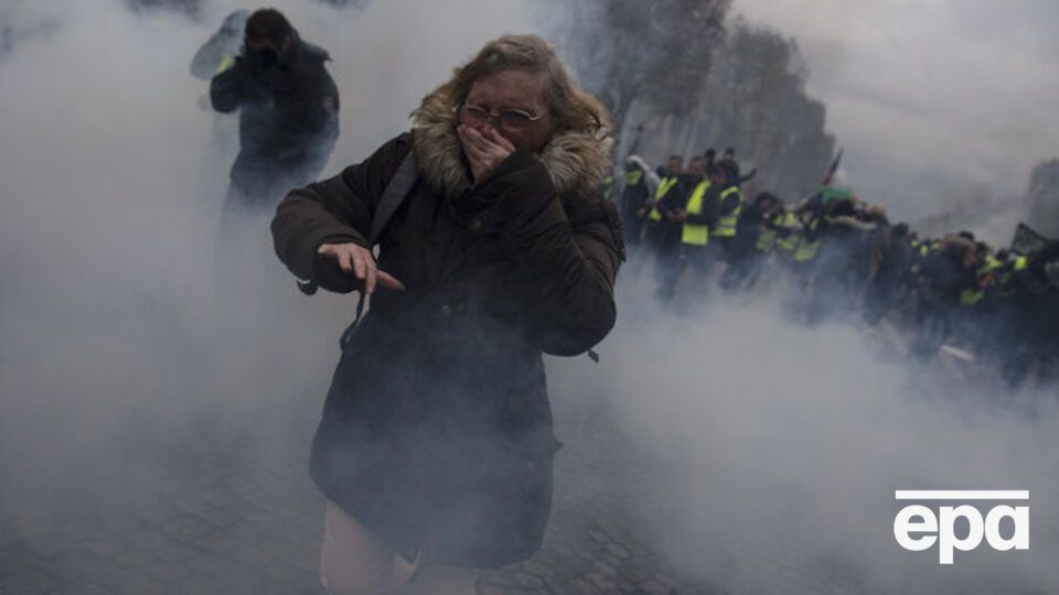 Дві знімальні групи RT France постраждали від сльозогінного газу, який застосовувала поліція