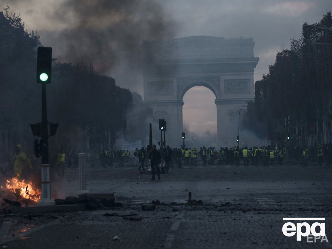 Столкновения полиции с протестующими происходили на Елисейских Полях в Париже