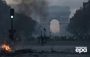 Столкновения полиции с протестующими происходили на Елисейских Полях в Париже
