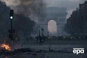 Сутички поліції з протестувальниками відбувалися на Єлисейських полях у Парижі