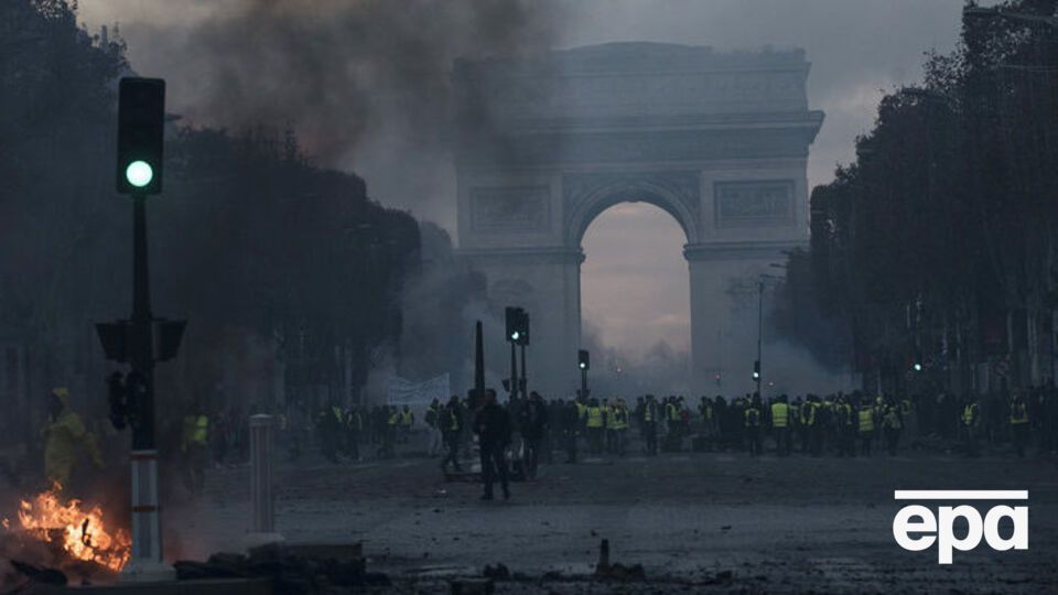 Столкновения полиции с протестующими происходили на Елисейских Полях в Париже