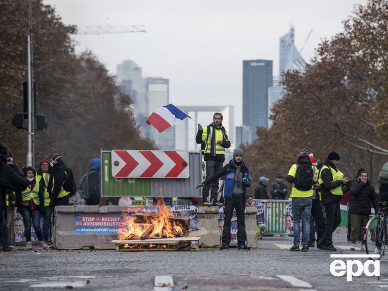 Акции протеста во Франции вызваны решением правительства поднять в следующем году налог на дизельное топливо и бензин