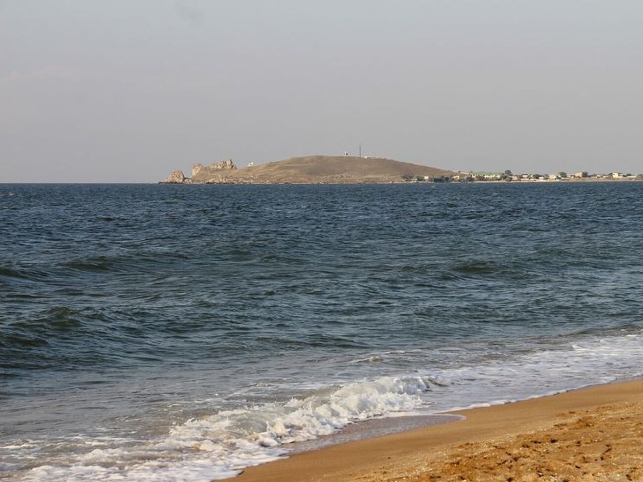 Керченська протока з'єднує Чорне та Азовське моря