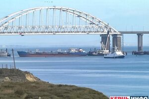 Біля Кримського мосту стоїть кілька цивільних суден