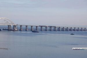 Під мостом кораблі проходили строєм