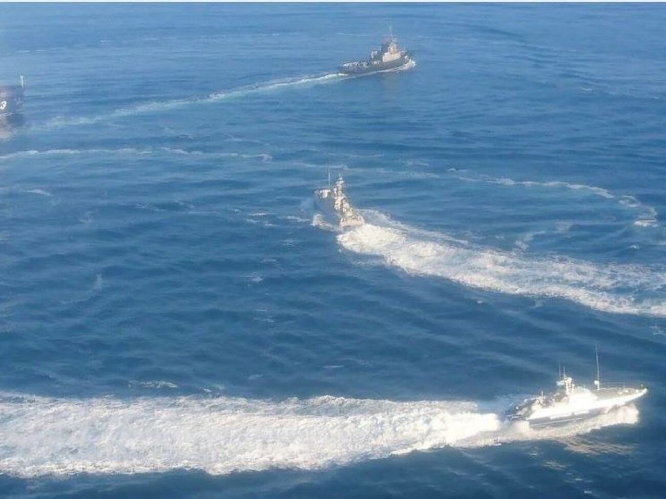 У зв'язку з проходженням українських броньованих катерів і буксира РФ підняла бойову авіацію