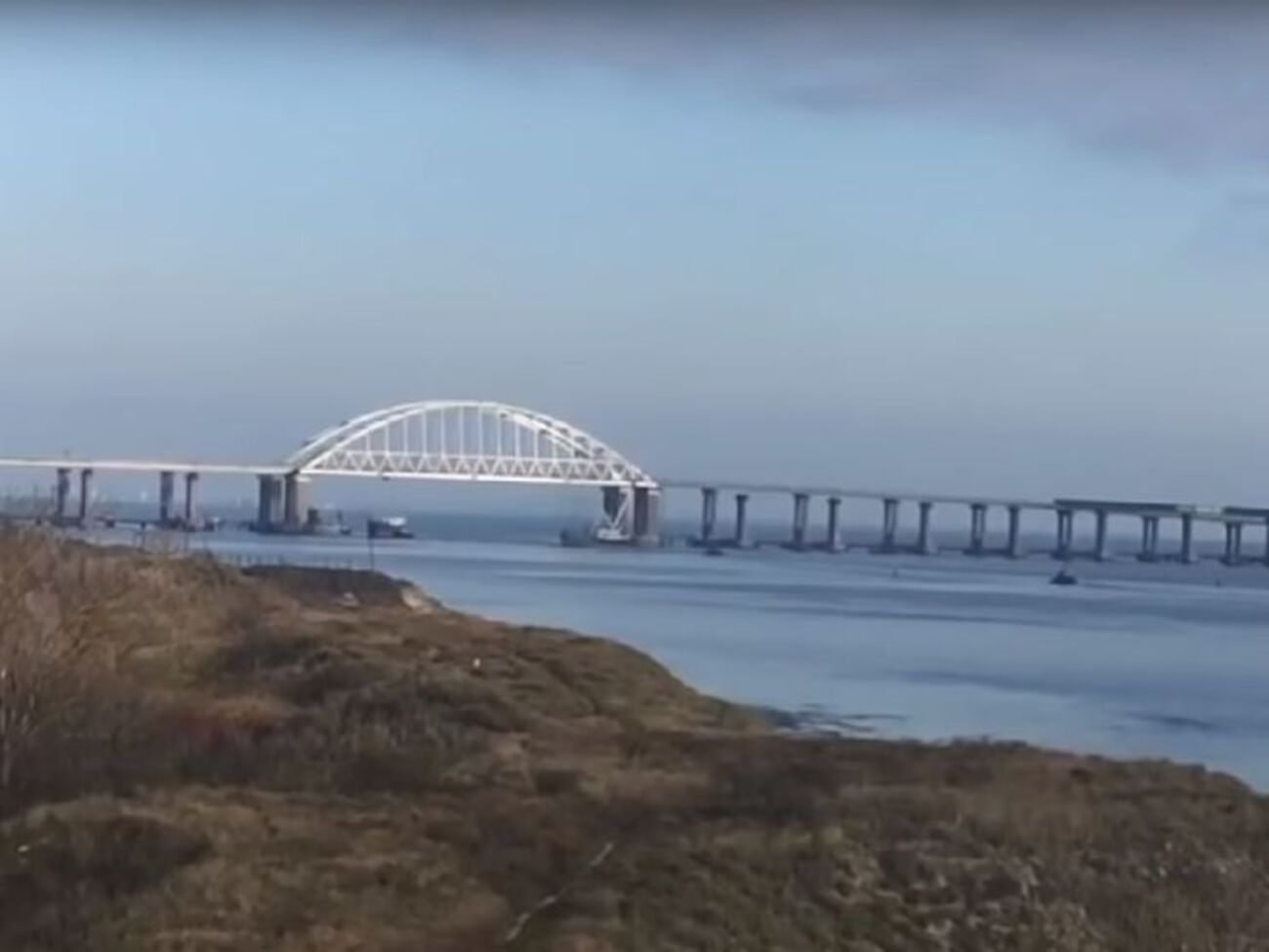 Українські кораблі мають намір пройти під Кримським мостом в Азовське море