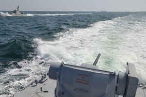 Російські кораблі і катери почали переслідування групи українських кораблів
