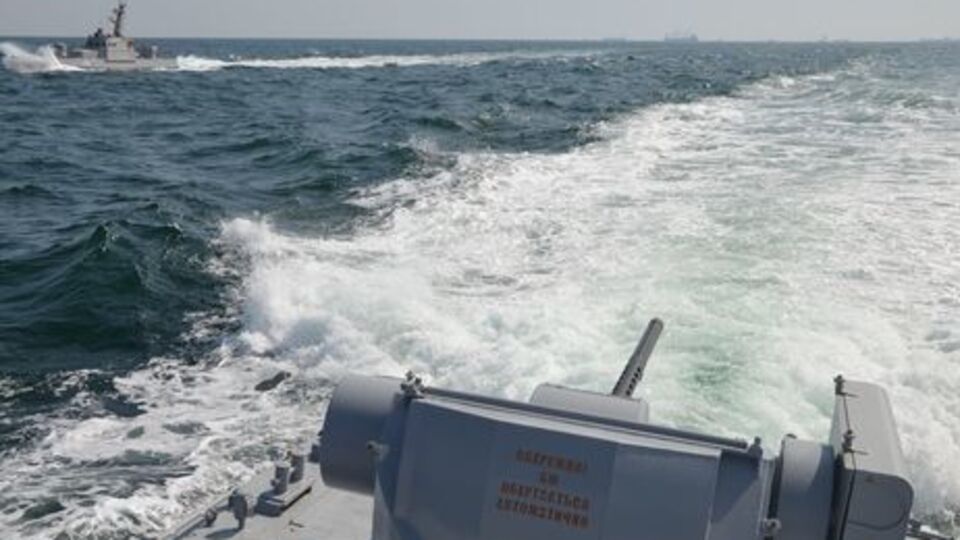 Українські броньовані артилерійські катери, уражені вогнем противника, втратили хід