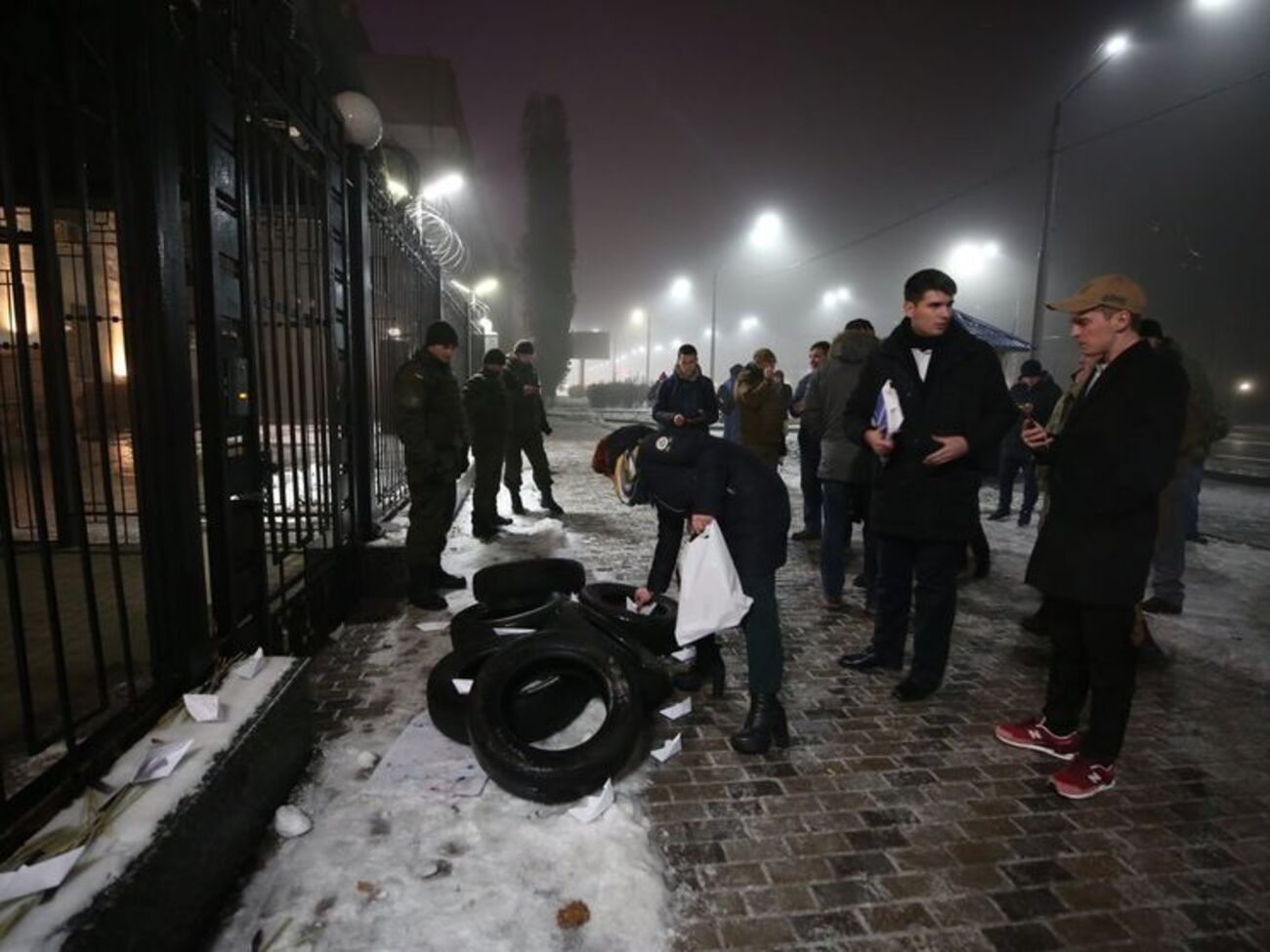 Возле здания посольства РФ собираются протестующие