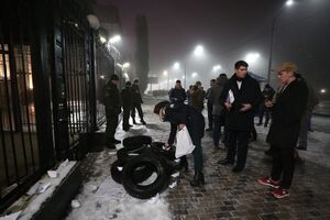 Возле здания посольства РФ собираются протестующие