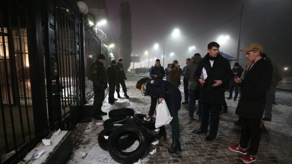 Возле здания посольства РФ собираются протестующие