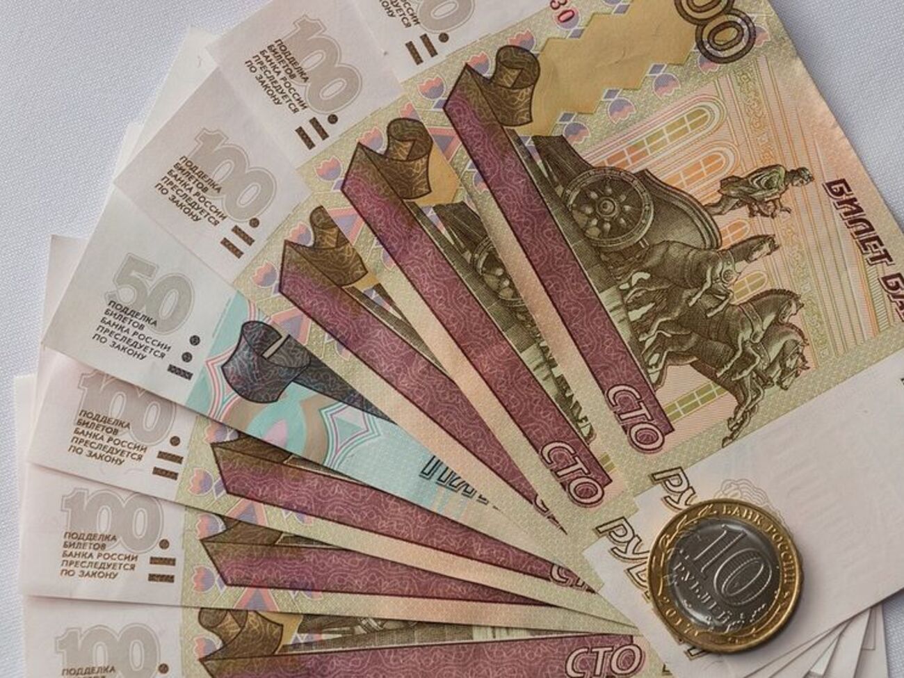 Рубль начал новую неделю с падения