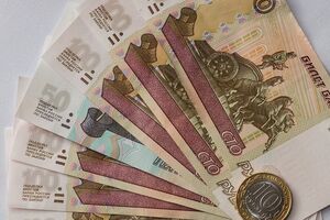 Рубль начал новую неделю с падения