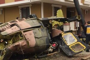 Военный вертолет упал, зацепившись за крышу здания