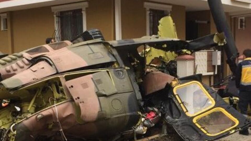 Военный вертолет упал, зацепившись за крышу здания