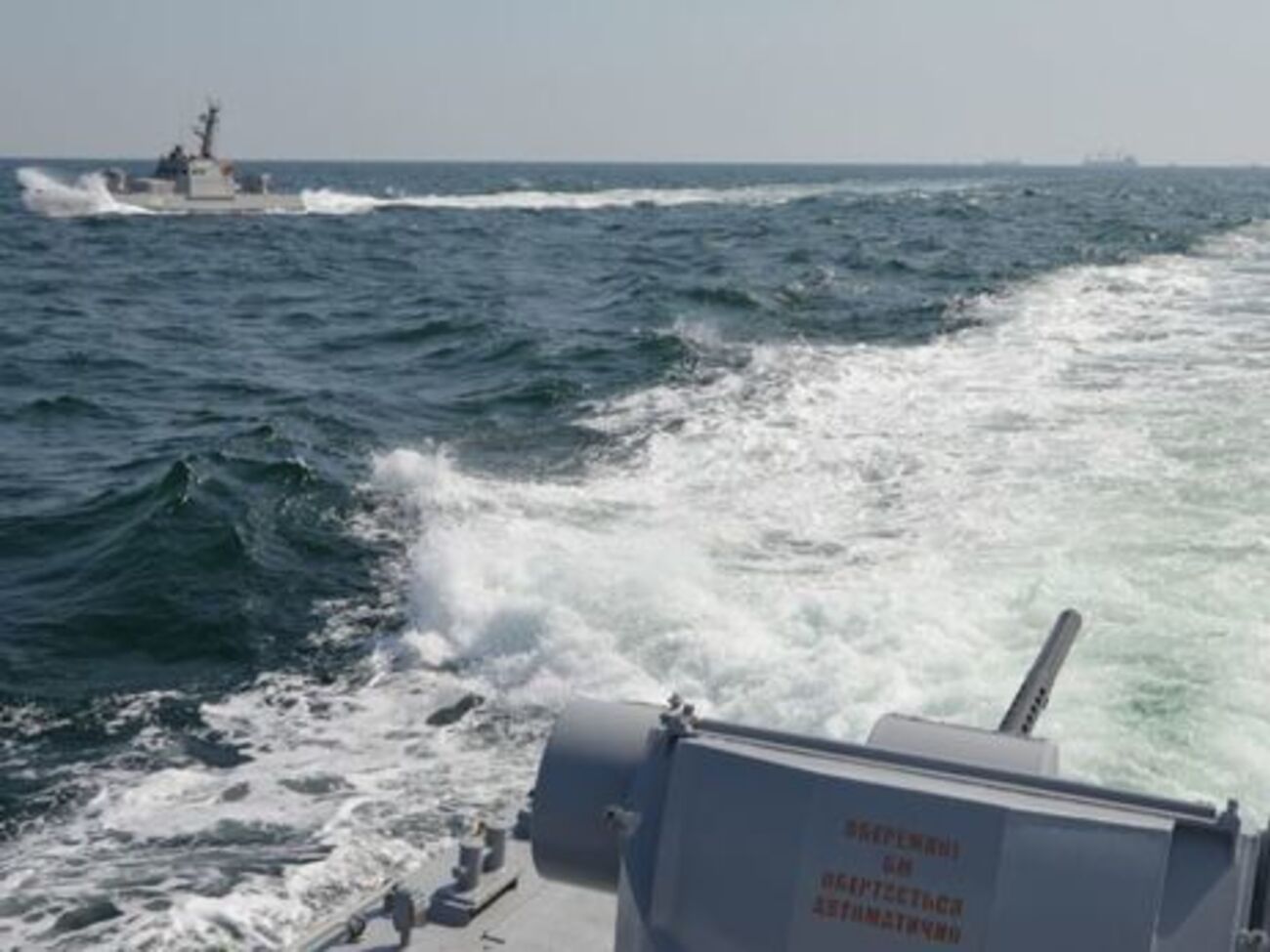 За даними "Мілітарного порталу", українські військові моряки на контакт з агресором не йдуть