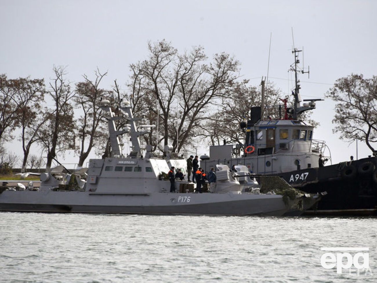 Россия обстреляла и захватила в Черном море катера украинских ВМС "Бердянск" и "Никополь", а также буксир "Яны Капу", их доставили в порт оккупированной Керчи