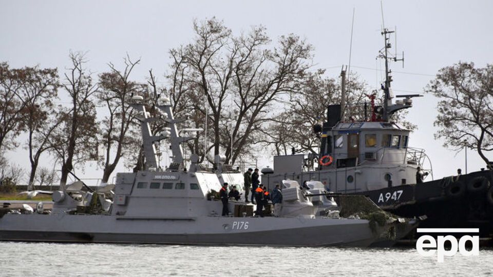 Россия обстреляла и захватила в Черном море катера украинских ВМС "Бердянск" и "Никополь", а также буксир "Яны Капу", их доставили в порт оккупированной Керчи