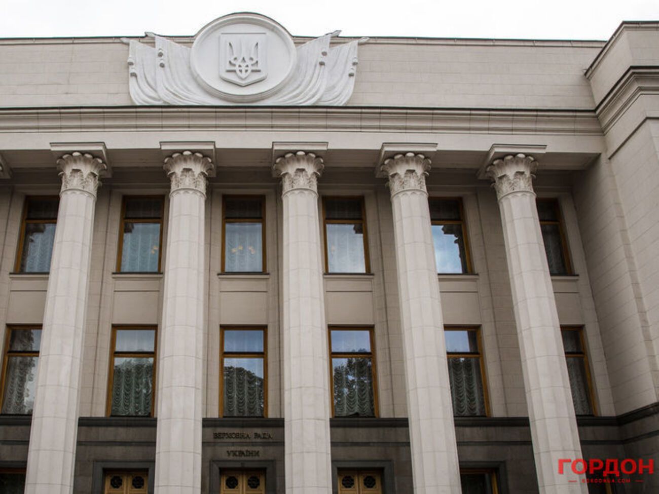Рада согласилась ввести военное положение на месяц