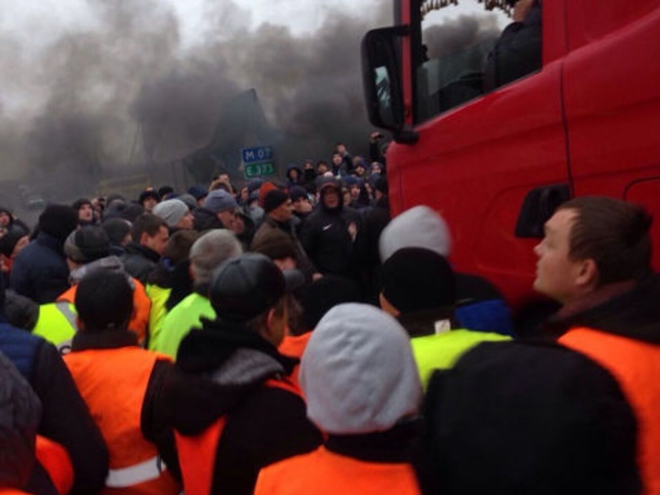 Водитель грузовика решил проехать без очереди, которую создали "евробляхеры"