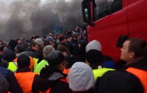 Водитель грузовика решил проехать без очереди, которую создали "евробляхеры"