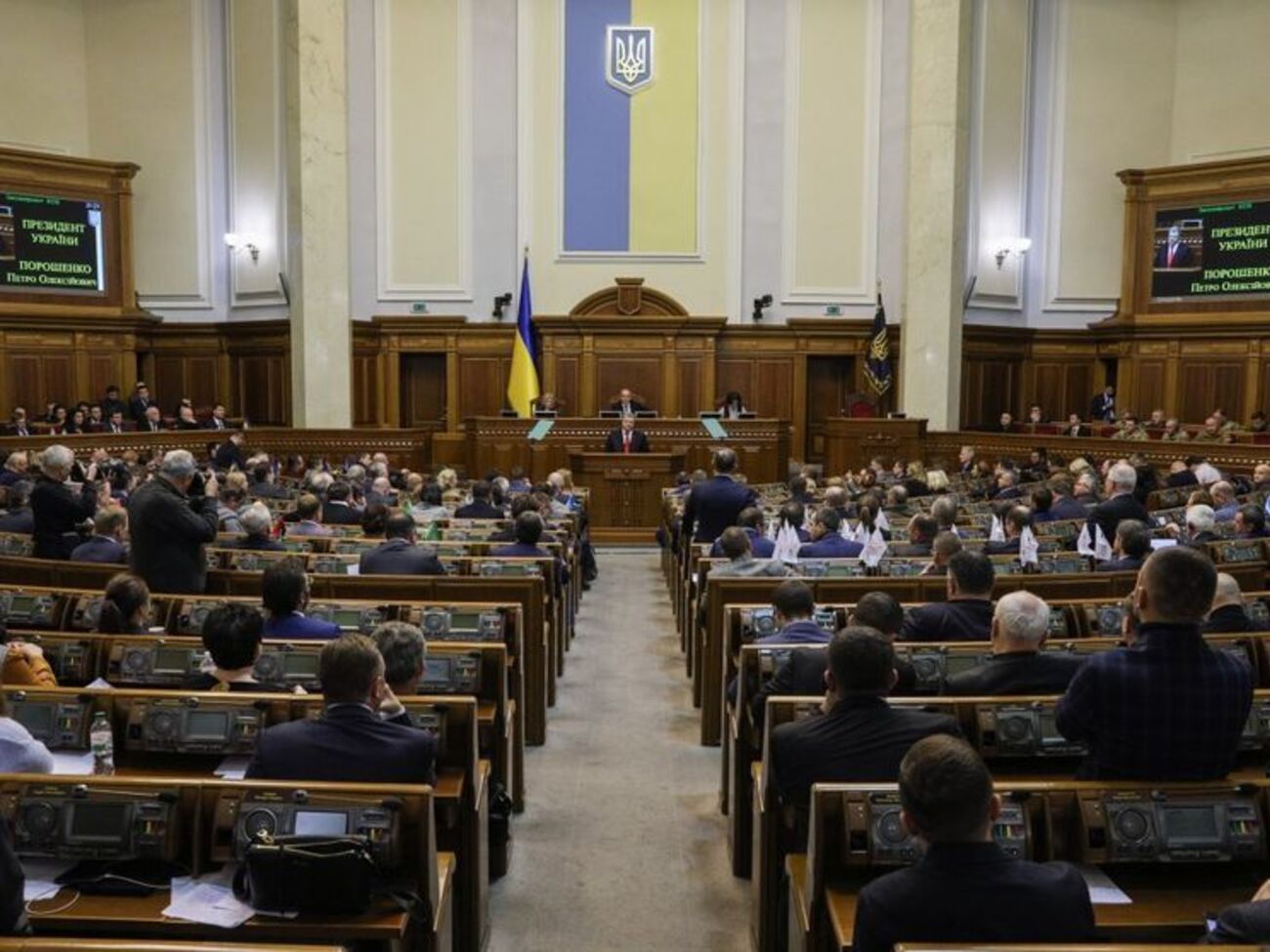 Украинский парламент согласился с инициативой президента ввести военное положение