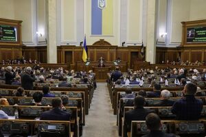 Украинский парламент согласился с инициативой президента ввести военное положение
