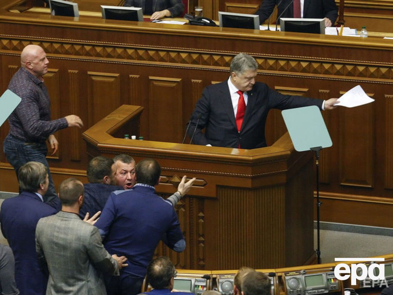 Порошенко принял участие во внеочередном заседании Рады