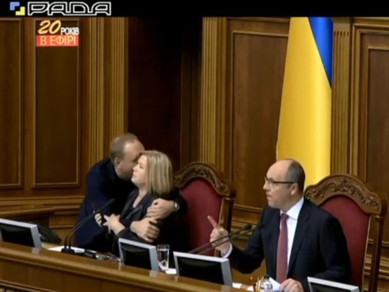 Засідання парламенту завершилося сценою примирення Власенка та Геращенко