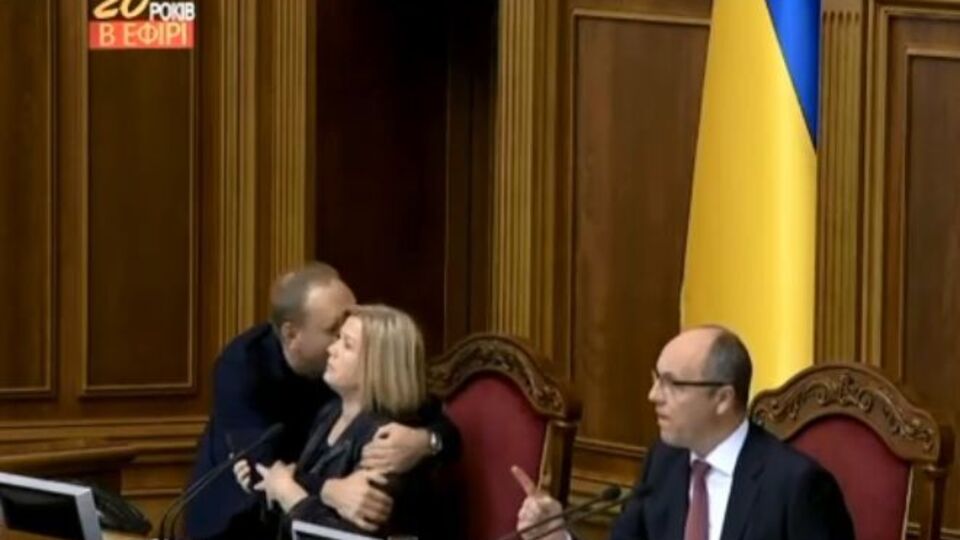 Заседание парламента завершилось сценой примирения Власенко и Геращенко