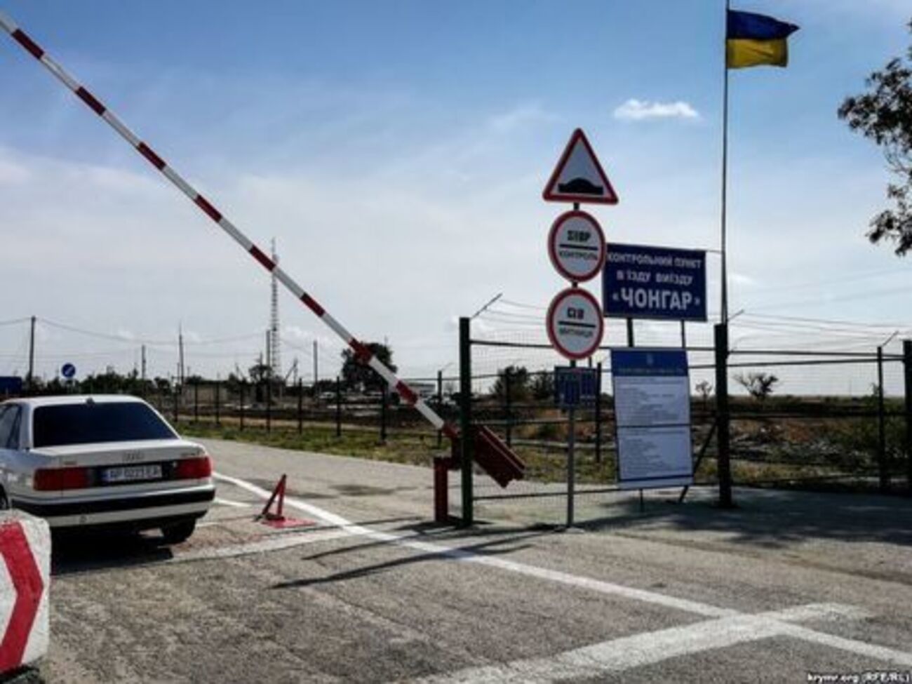 На админгранице с Крымом работают три пункта пропуска
