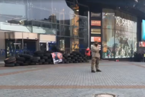 До будівлі принесли шини