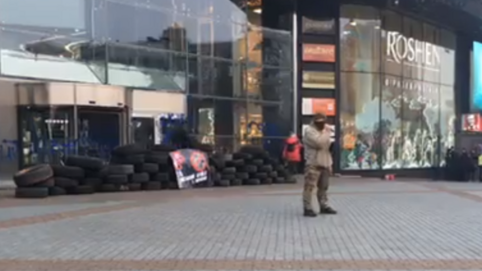 До будівлі принесли шини