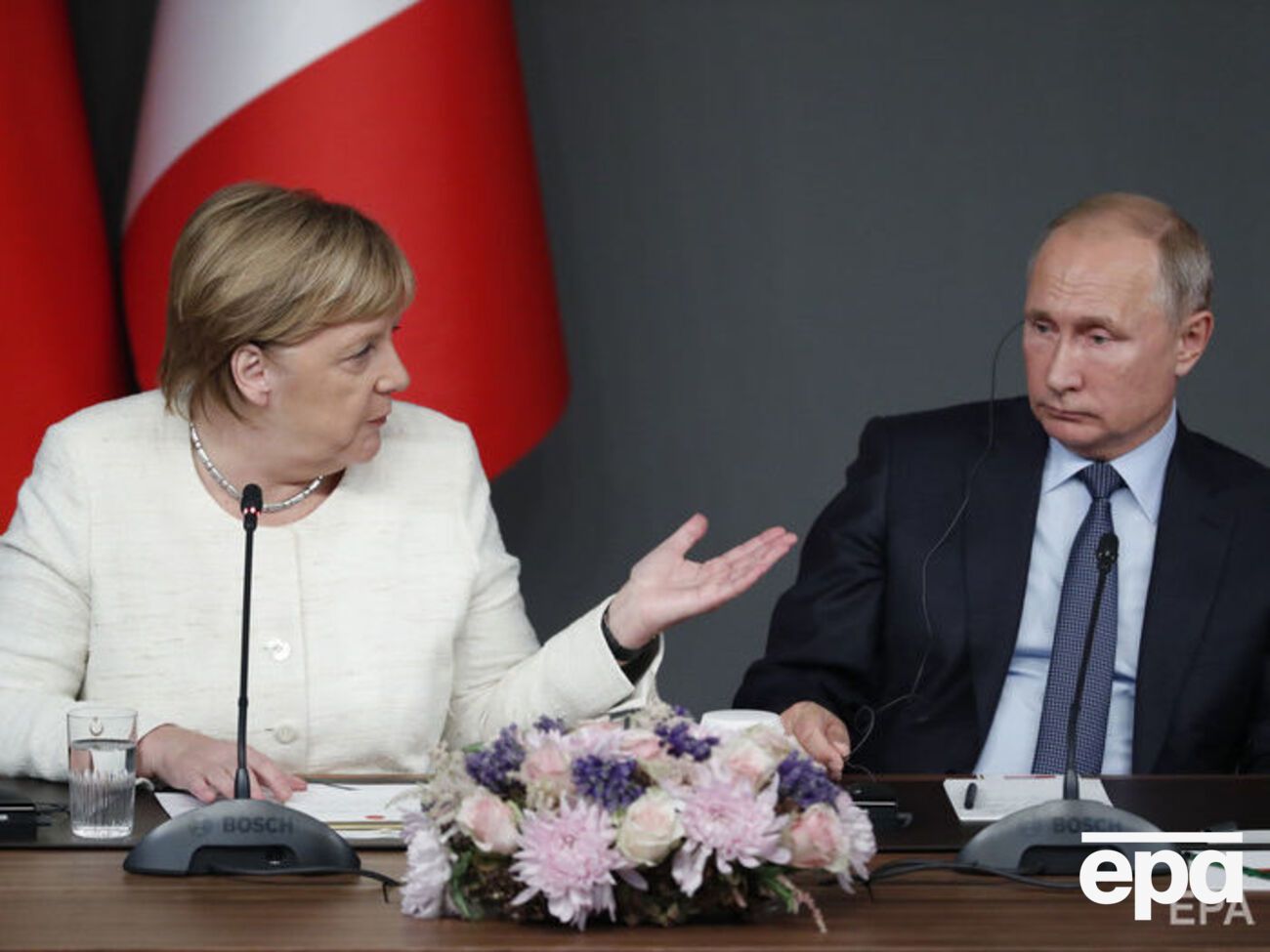 Меркель и Путин "согласились оставаться в тесном контакте"