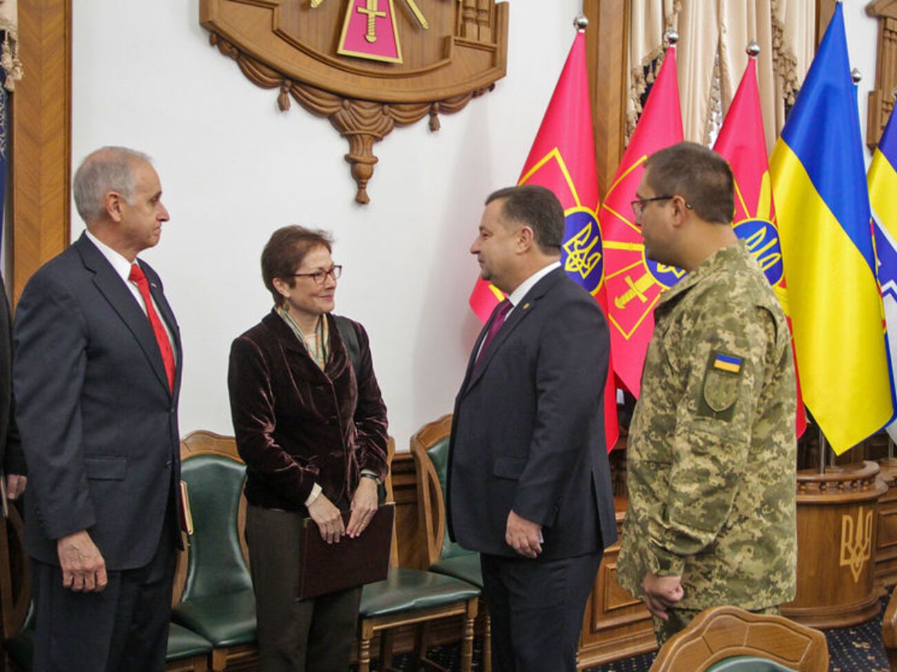 Дейтон (ліворуч) звільнився з військової служби США 1 грудня 2010 року