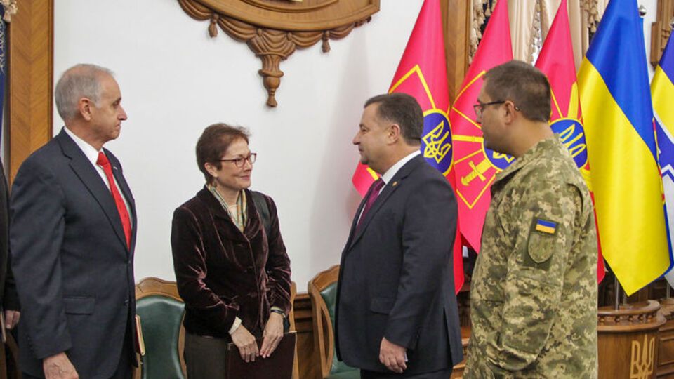 Дейтон (ліворуч) звільнився з військової служби США 1 грудня 2010 року