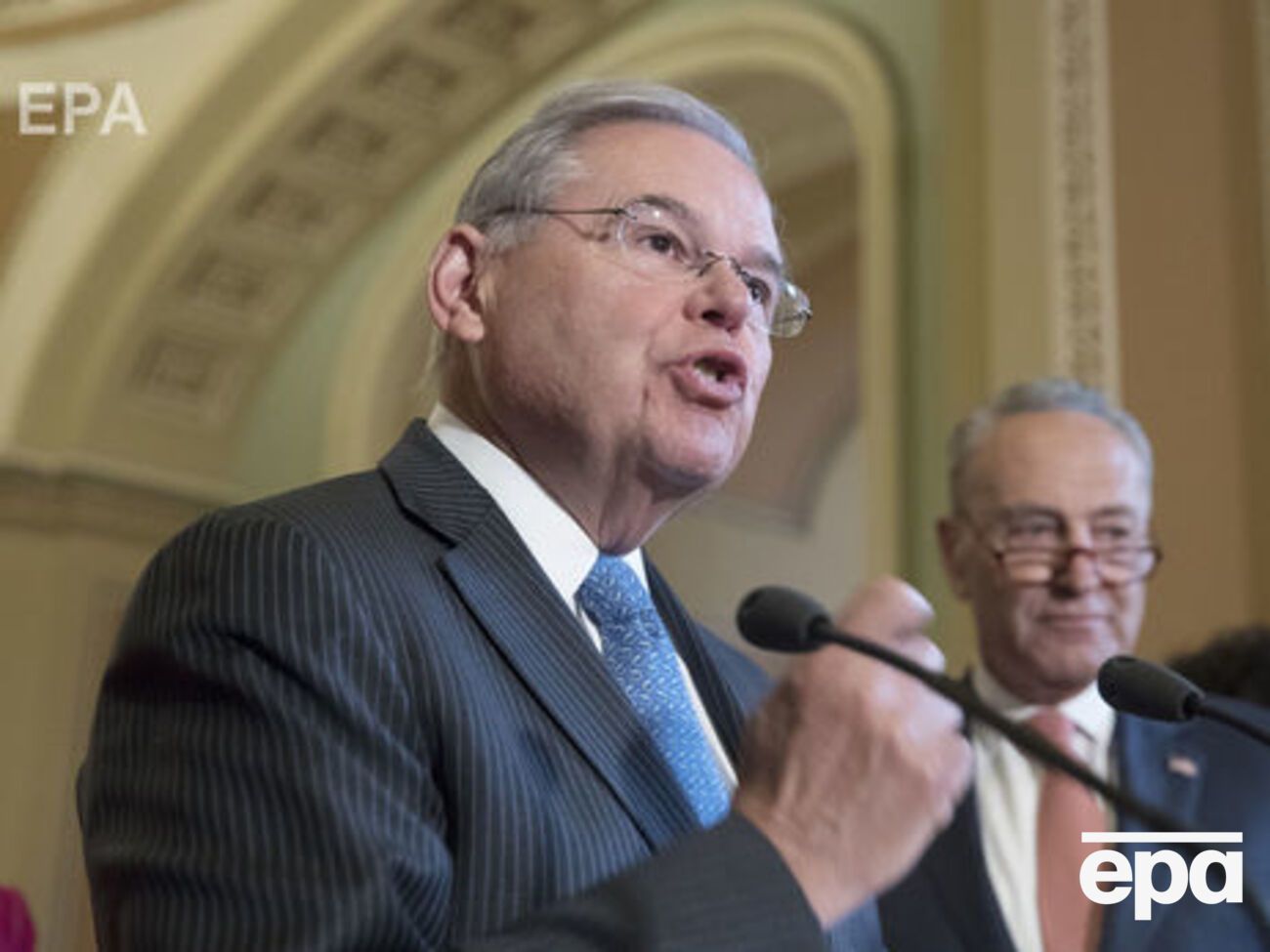 Менендес отметил, что решительно осуждает действия России в Керченском проливе