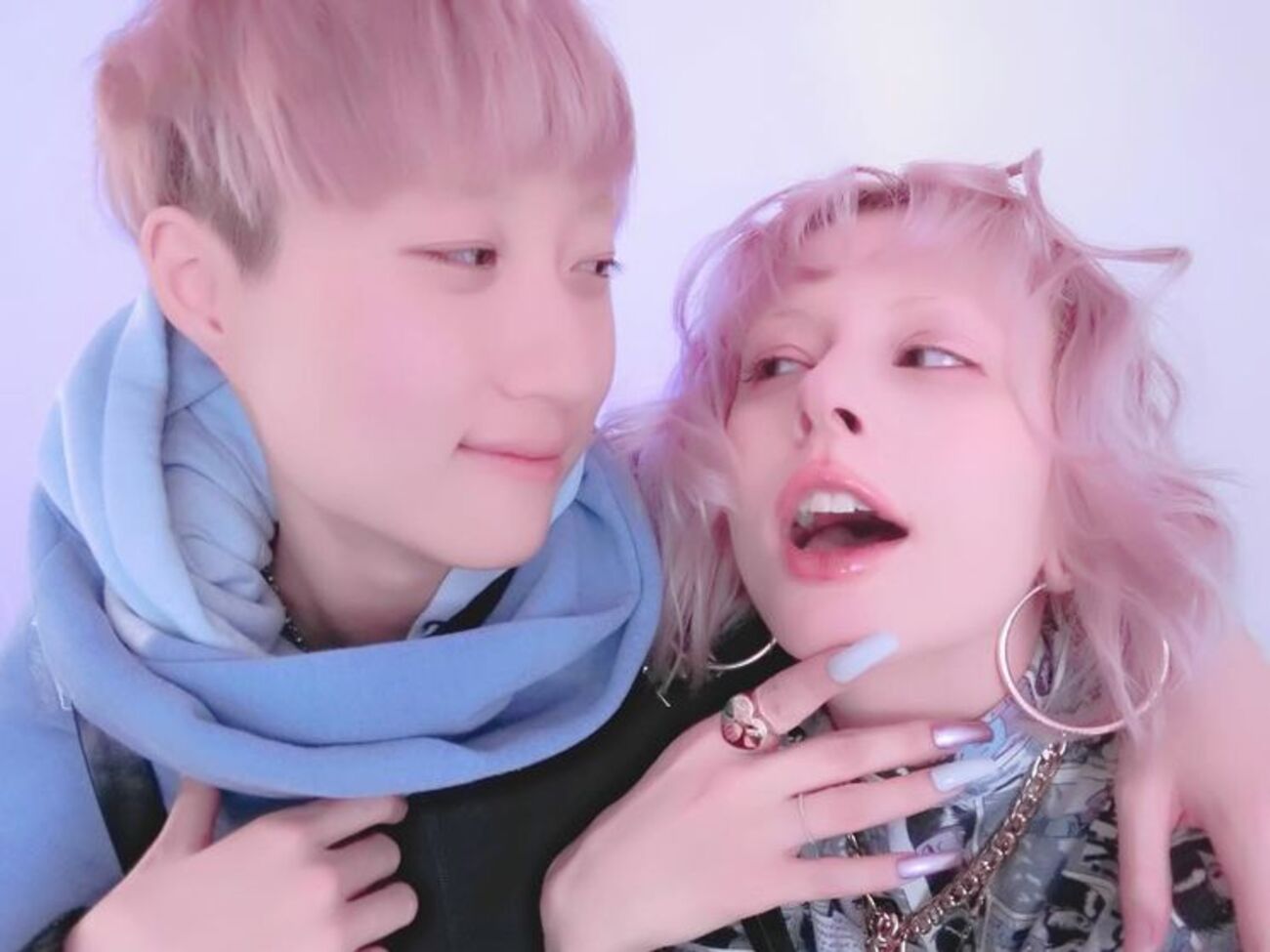 Дочь Джеки Чана (на фото слева) заключила брак с женщиной