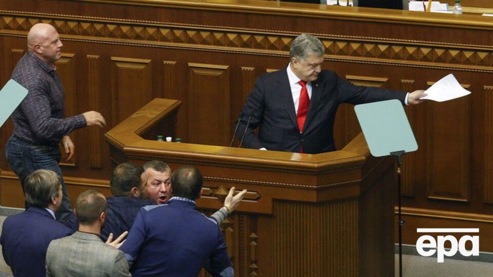 Порошенко запропонував парламенту ввести воєнний стан