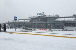 Прикордонники в аеропортах столиці посадили на зворотні рейси кілька десятків громадян РФ