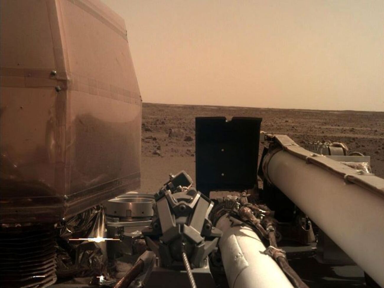 InSight прислал первые снимки с Марса