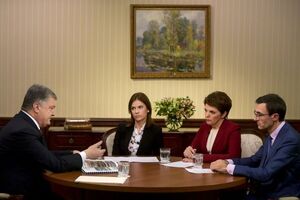 Порошенко дал интервью трем украинским телеканалам