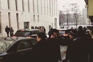 Telegram-канал Mash пише, що дзвінки про бомби в торгових центрах надійшли в екстрені служби протягом двох хвилин